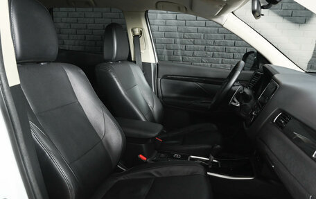 Mitsubishi Outlander III рестайлинг 3, 2018 год, 2 060 000 рублей, 13 фотография