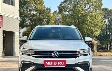 Volkswagen Tiguan II, 2023 год, 2 350 000 рублей, 2 фотография