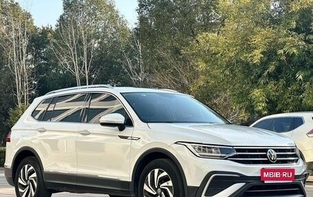 Volkswagen Tiguan II, 2023 год, 2 350 000 рублей, 3 фотография