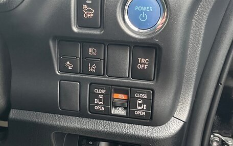 Toyota Voxy III, 2018 год, 2 650 000 рублей, 14 фотография