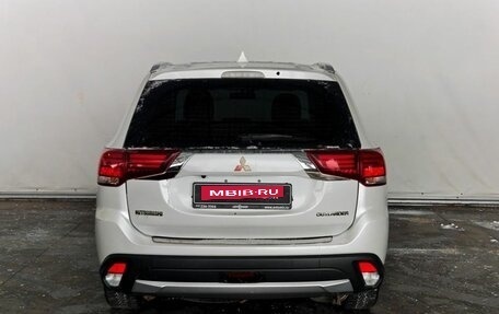 Mitsubishi Outlander III рестайлинг 3, 2015 год, 1 630 000 рублей, 5 фотография