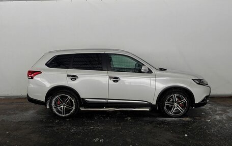 Mitsubishi Outlander III рестайлинг 3, 2015 год, 1 630 000 рублей, 8 фотография