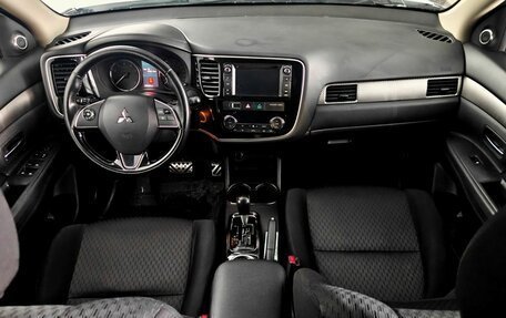 Mitsubishi Outlander III рестайлинг 3, 2015 год, 1 630 000 рублей, 9 фотография