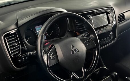 Mitsubishi Outlander III рестайлинг 3, 2015 год, 1 630 000 рублей, 12 фотография