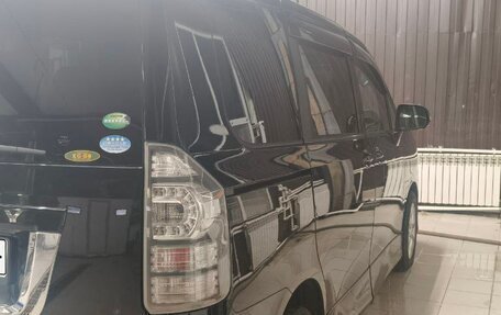 Toyota Voxy II, 2012 год, 1 600 000 рублей, 2 фотография