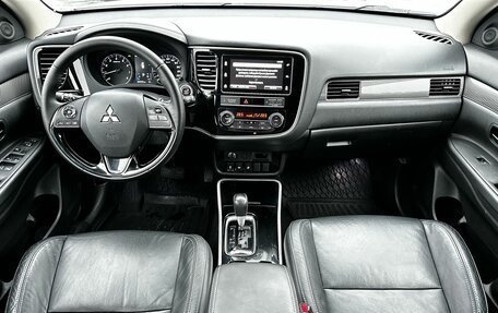 Mitsubishi Outlander III рестайлинг 3, 2019 год, 1 650 000 рублей, 15 фотография