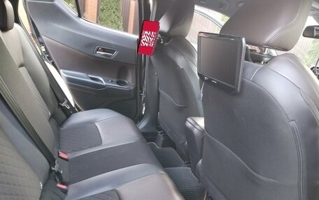 Toyota C-HR I рестайлинг, 2017 год, 2 100 000 рублей, 13 фотография