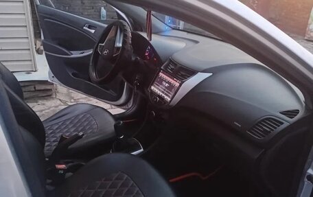 Hyundai Solaris II рестайлинг, 2013 год, 800 000 рублей, 4 фотография