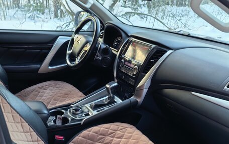 Mitsubishi Pajero Sport III рестайлинг, 2019 год, 3 300 000 рублей, 22 фотография