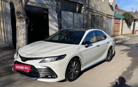 Toyota Camry, 2023 год, 3 900 000 рублей, 2 фотография