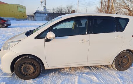 Toyota Ractis II, 2011 год, 750 000 рублей, 2 фотография