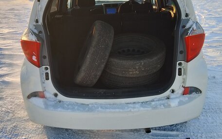 Toyota Ractis II, 2011 год, 750 000 рублей, 3 фотография