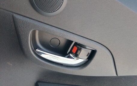 Toyota Ractis II, 2011 год, 750 000 рублей, 6 фотография