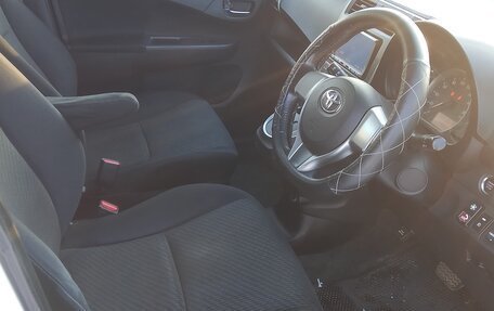 Toyota Ractis II, 2011 год, 750 000 рублей, 5 фотография