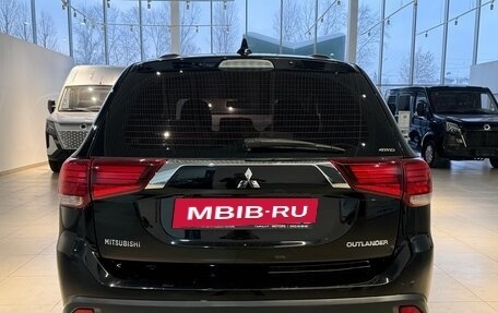 Mitsubishi Outlander III рестайлинг 3, 2017 год, 1 790 000 рублей, 6 фотография