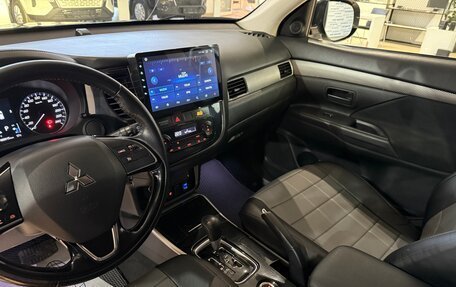 Mitsubishi Outlander III рестайлинг 3, 2017 год, 1 790 000 рублей, 14 фотография