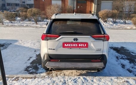 Toyota RAV4, 2024 год, 4 400 000 рублей, 4 фотография