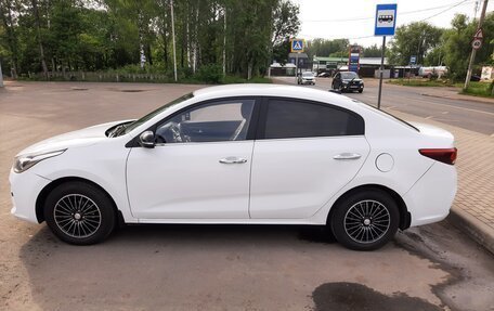 KIA Rio IV, 2017 год, 1 000 000 рублей, 2 фотография