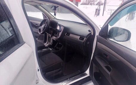 Mitsubishi Outlander III рестайлинг 3, 2016 год, 1 750 000 рублей, 7 фотография