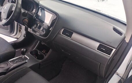 Mitsubishi Outlander III рестайлинг 3, 2016 год, 1 750 000 рублей, 3 фотография