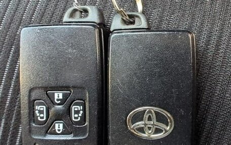 Toyota ISis I, 2011 год, 945 000 рублей, 30 фотография