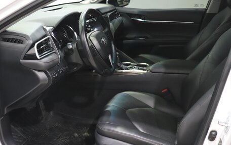 Toyota Camry, 2018 год, 2 700 000 рублей, 17 фотография