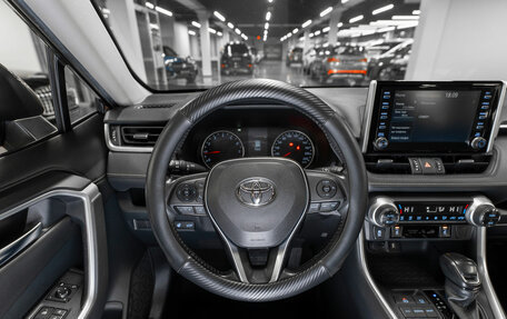 Toyota RAV4, 2020 год, 3 180 000 рублей, 10 фотография