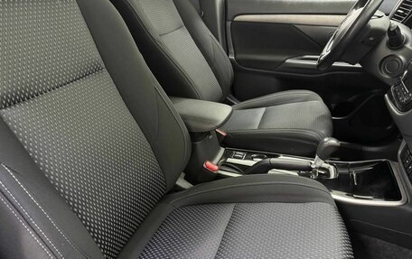 Mitsubishi Outlander III рестайлинг 3, 2018 год, 2 200 000 рублей, 9 фотография