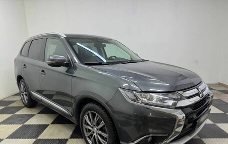 Mitsubishi Outlander III рестайлинг 3, 2018 год, 2 200 000 рублей, 3 фотография