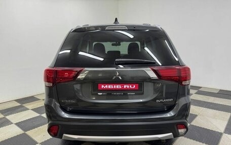 Mitsubishi Outlander III рестайлинг 3, 2018 год, 2 200 000 рублей, 6 фотография