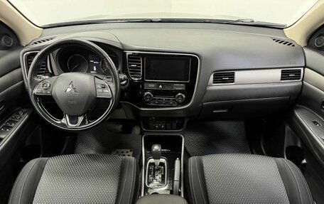 Mitsubishi Outlander III рестайлинг 3, 2018 год, 2 200 000 рублей, 10 фотография