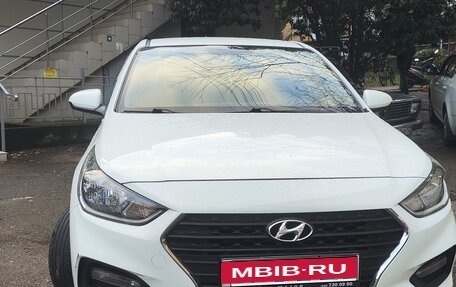 Hyundai Solaris II рестайлинг, 2017 год, 800 000 рублей, 1 фотография