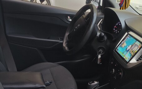 Hyundai Solaris II рестайлинг, 2017 год, 800 000 рублей, 5 фотография