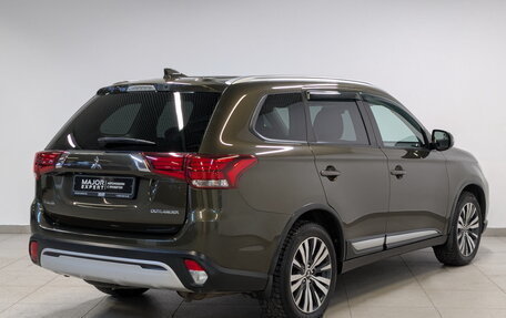 Mitsubishi Outlander III рестайлинг 3, 2019 год, 2 200 000 рублей, 5 фотография