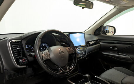 Mitsubishi Outlander III рестайлинг 3, 2019 год, 2 200 000 рублей, 16 фотография