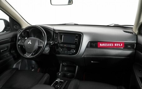 Mitsubishi Outlander III рестайлинг 3, 2016 год, 1 550 000 рублей, 11 фотография