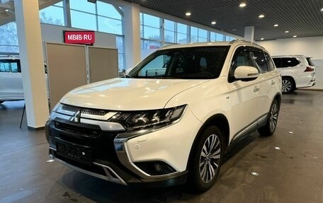 Mitsubishi Outlander III рестайлинг 3, 2019 год, 2 890 000 рублей, 7 фотография
