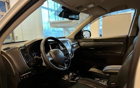 Mitsubishi Outlander III рестайлинг 3, 2019 год, 2 890 000 рублей, 19 фотография