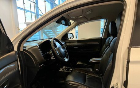 Mitsubishi Outlander III рестайлинг 3, 2019 год, 2 890 000 рублей, 14 фотография