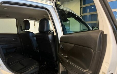 Mitsubishi Outlander III рестайлинг 3, 2019 год, 2 890 000 рублей, 15 фотография