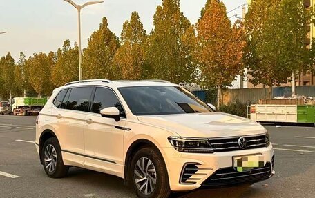 Volkswagen Tiguan II, 2021 год, 2 380 000 рублей, 3 фотография