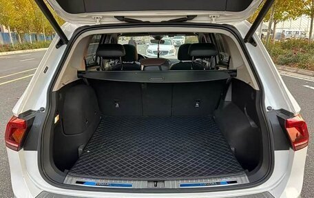 Volkswagen Tiguan II, 2021 год, 2 380 000 рублей, 10 фотография