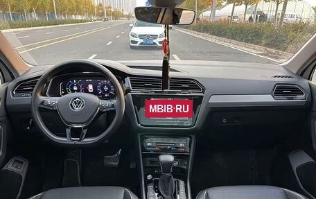 Volkswagen Tiguan II, 2021 год, 2 380 000 рублей, 2 фотография