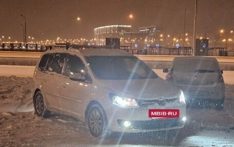 Volkswagen Touran III, 2012 год, 1 060 000 рублей, 2 фотография