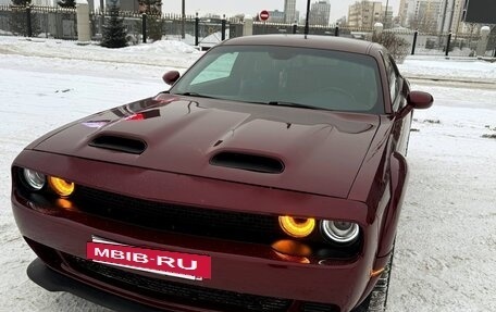 Dodge Challenger III рестайлинг 2, 2017 год, 3 870 000 рублей, 8 фотография