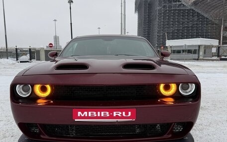 Dodge Challenger III рестайлинг 2, 2017 год, 3 870 000 рублей, 7 фотография