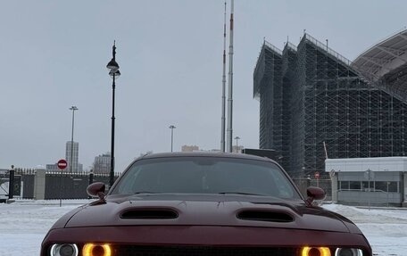 Dodge Challenger III рестайлинг 2, 2017 год, 3 870 000 рублей, 3 фотография