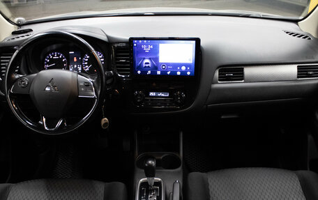 Mitsubishi Outlander III рестайлинг 3, 2015 год, 1 599 000 рублей, 10 фотография