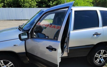 Chevrolet Niva I рестайлинг, 2004 год, 150 000 рублей, 1 фотография