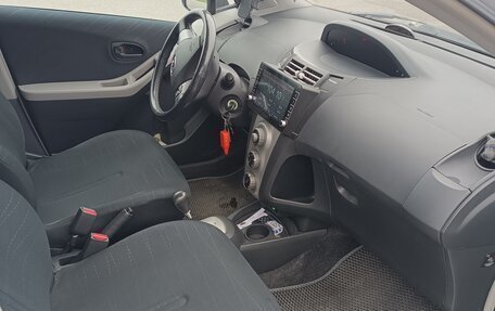 Toyota Yaris III рестайлинг, 2007 год, 740 000 рублей, 10 фотография